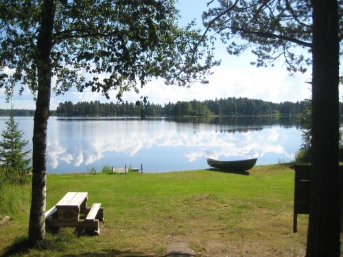 One-Bedroom Cottage with Lake View 