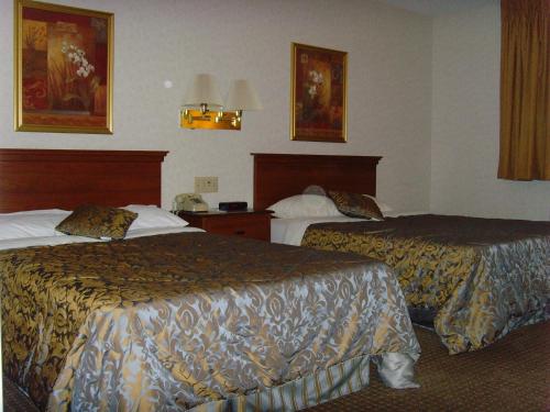 Standard Room with Queen Bed and Double Bed