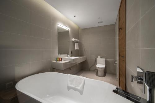 Ванная комната, Flamingo Premium Lan Ha Bay Resort in Катба
