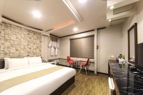 Opera Motel in Thị trấn Dolsan