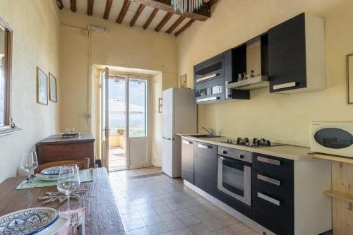 кухня, Luxury Retreat Montevettolini in Монсуммано Терме