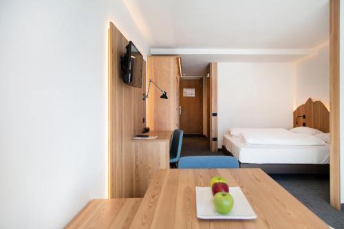 2 twin beds, 1 bunk bed