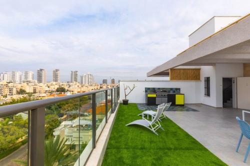 Luxurious penthouse for couples in Kiryat Mozkin