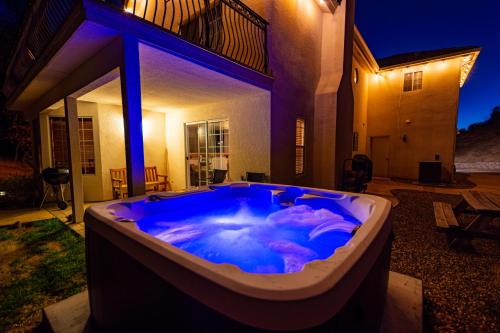 Hot tub, Mountain Majesty with Hot Tub, Pool Table, Generator, EV Hookup in Oakhurst