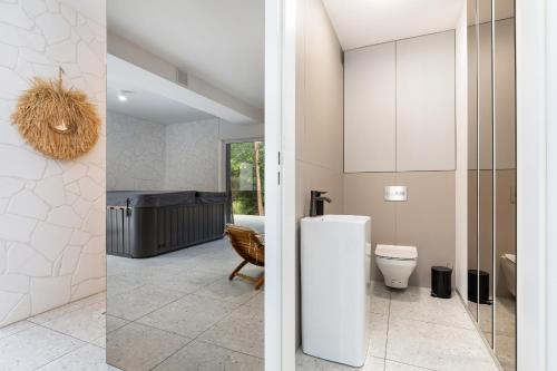 One-Bedroom Apartment image 7