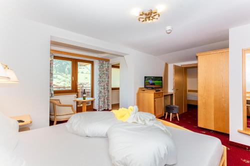 1 queen bed, 1 twin bed