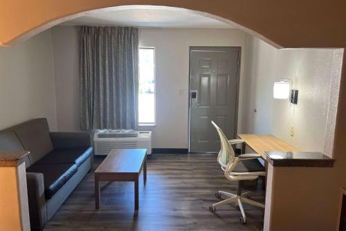 Days Inn & Suites by Wyndham Opelousas