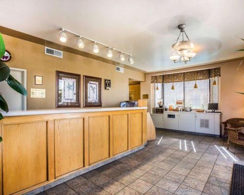 ล็อบบี้, California Inn and Suites Bakersfield in เบเคอร์สฟิลด์ (CA)