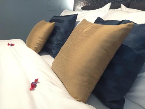 Pink Grapefruit City Condo - image 2