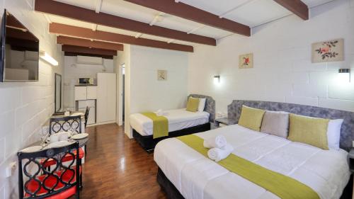 Guestroom, Azalea Motel in Coonabarabran