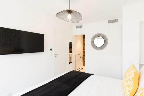 Superb 2 beds 2 baths next to Martinez Hotel - image 3