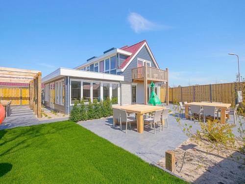  Attractive holiday home in Callantsoog with fenced garden in 1759JG Callantsoog