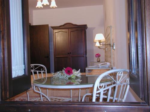 Casa de los Naranjos Casa de los Naranjos is conveniently located in the popular Cordoba City Center area. The hotel has everything you need for a comfortable stay. 24-hour front desk, facilities for disabled guests, lugg