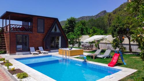 Villa with Pool Jacuzzi and Backyard in Inlice