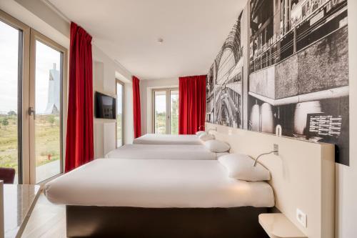 1 queen bed, 2 twin beds