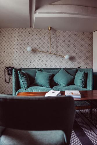 1 queen bed, 1 sofa bed