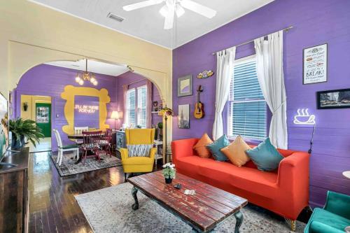 FRIENDS AIRBNB Themed 2bed 2bath walkable to all of Ybor in Tampa, USA