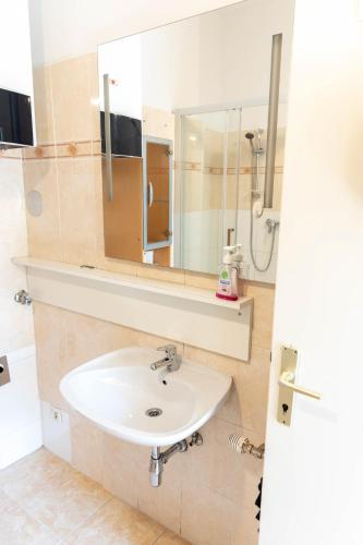 Studio Apartment image 8