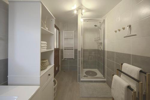 L'Eldorado - By BEST KEYS - Idéal Pros, Couple & Famille - 1 Chambre et 1 Canapé-Lit Convertible - Cosy & Confort - Centre Ville - Netflix & WiFi Fibre - Machine à Café Nespresso - Check-in Autonome - Parking Facile & Gratuit, Sens (foto 6)