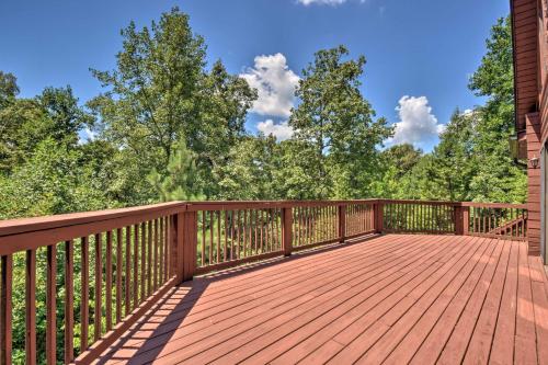 Charming Lake Hartwell Retreat with Boat Dock