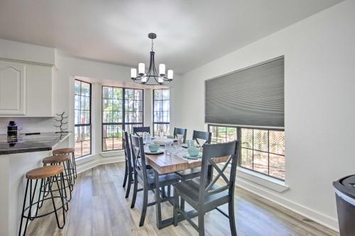 Luxe Lakehouse w/ Sunset Views on Lake Palestine! in Flint (TX)