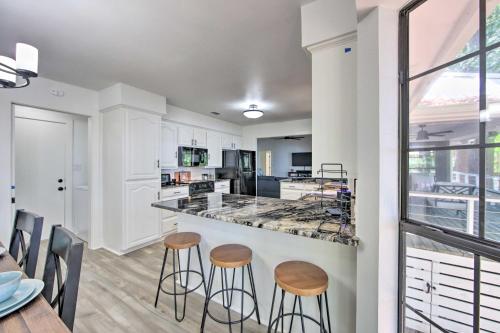 Luxe Lakehouse w/ Sunset Views on Lake Palestine! in Flint (TX)