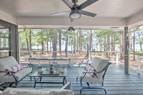 Luxe Lakehouse w/ Sunset Views on Lake Palestine! in Flint (TX)