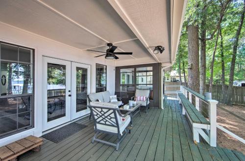 Luxe Lakehouse w/ Sunset Views on Lake Palestine! in Flint (TX)