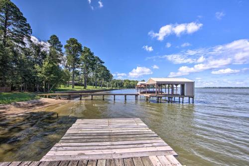 Luxe Lakehouse w/ Sunset Views on Lake Palestine! in Flint (TX)