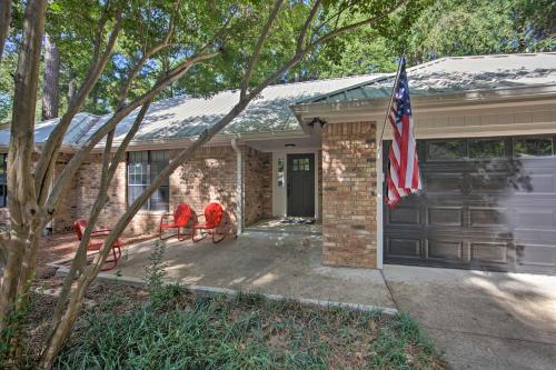 Luxe Lakehouse w/ Sunset Views on Lake Palestine! in Flint (TX)