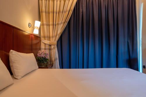 Pines Hotel - main image