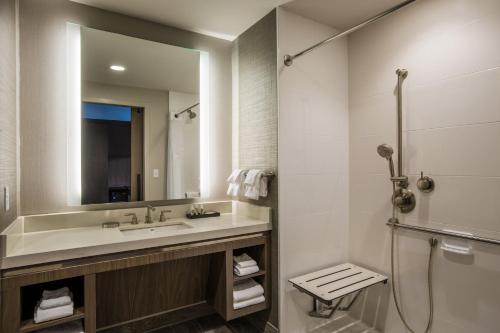 King Room - Hearing Accessible - Roll-in Shower