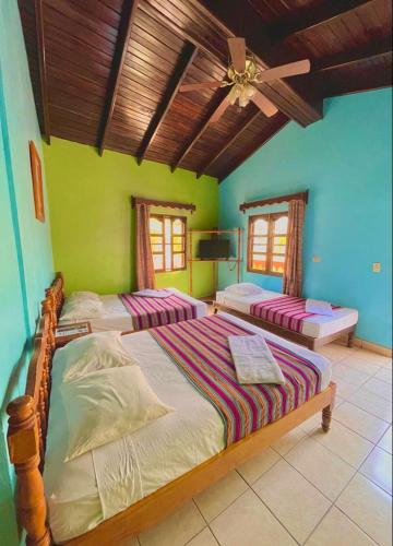 1 double bed, 2 twin beds