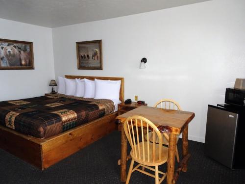 Eagle's Nest Motel - image 13