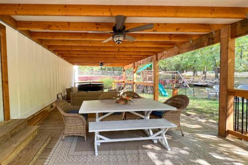 Broken Bow Home 2 Mi to Beavers Bend State Park Broken Bow Home 2 Mi to Beavers Bend State Park