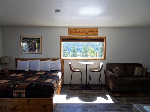 Eagle's Nest Motel - image 3