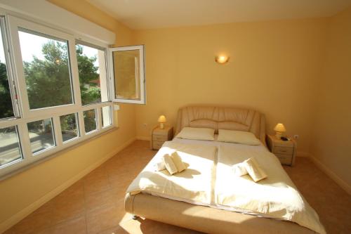 King Studio with Sofa Bed image 8