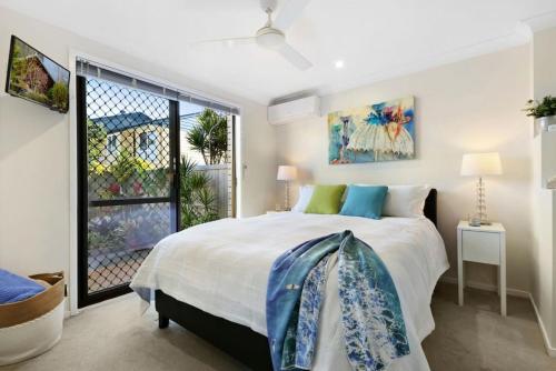 Tropical Suite PRIVATE CENTRAL BUDDINA STYLE by Custom Bnb Hosting - Alexandra Headland