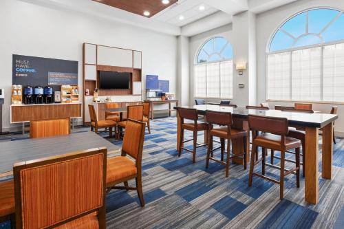 Food and beverages, Holiday Inn Express Hotel & Suites Warrenton By IHG in Warrenton (VA)