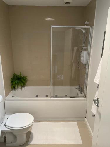 Private Double Room & Bathroom in Ναάς