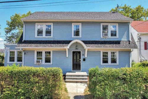 MidCentury Mod Suite, Hudson River/Mt Beacon Views in Newburgh, USA