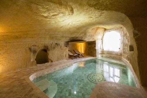 Royal Cave & Pool Suite