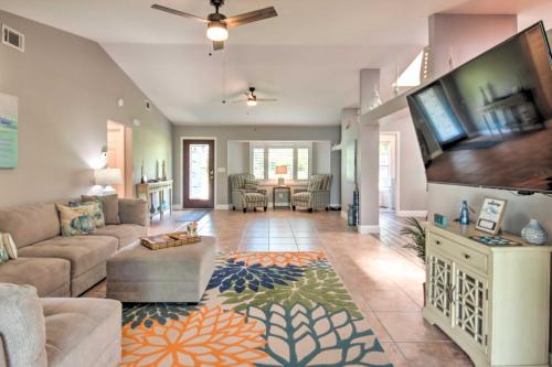 Sun-Soaked Cape Coral Oasis - 7 Mi to Beach! - main image