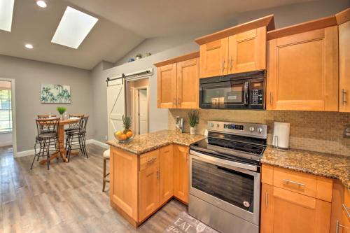 Sun-Soaked Cape Coral Oasis - 7 Mi to Beach! - image 11