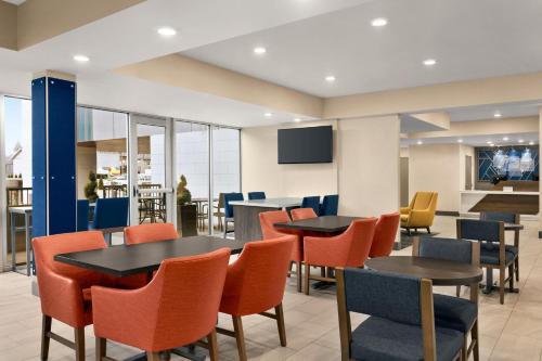 Holiday Inn Express & Suites - Evansville Downtown By IHG - image 13