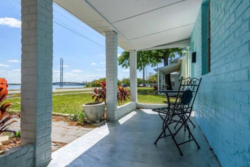 The Sea House WATERFRONT Apt by Downtown in Harbour Island