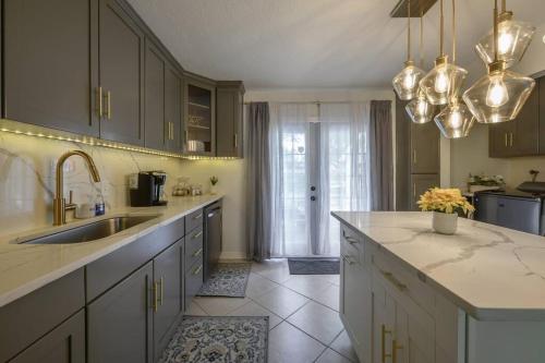 Golden Greek Getaway Chic house in heart of Tampa in Tampa, USA