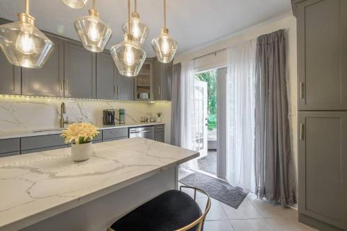 Golden Greek Getaway Chic house in heart of Tampa in Tampa, USA