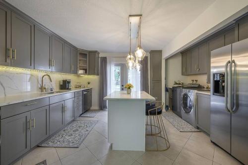 Golden Greek Getaway Chic house in heart of Tampa in Tampa, USA