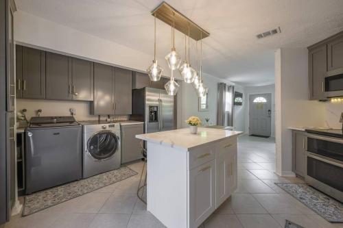 Golden Greek Getaway Chic house in heart of Tampa in Tampa, USA